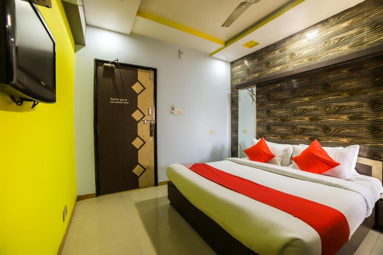 Oyo 69877 Hotel Sarthi Residency Ahmedabad Exterior photo