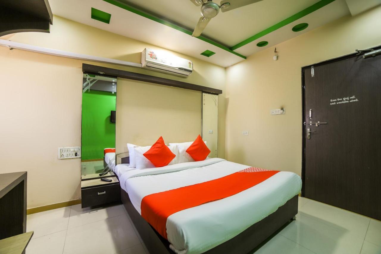 Oyo 69877 Hotel Sarthi Residency Ahmedabad Exterior photo
