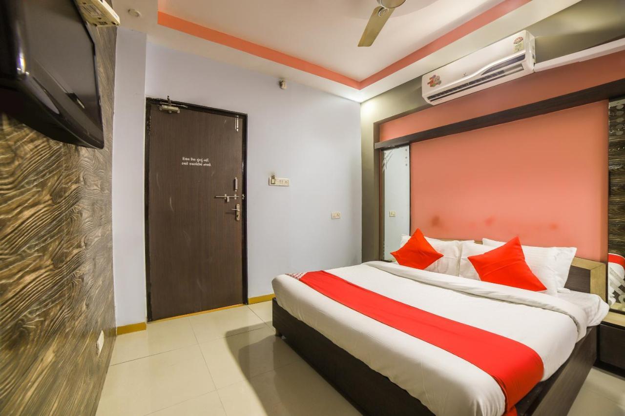 Oyo 69877 Hotel Sarthi Residency Ahmedabad Exterior photo